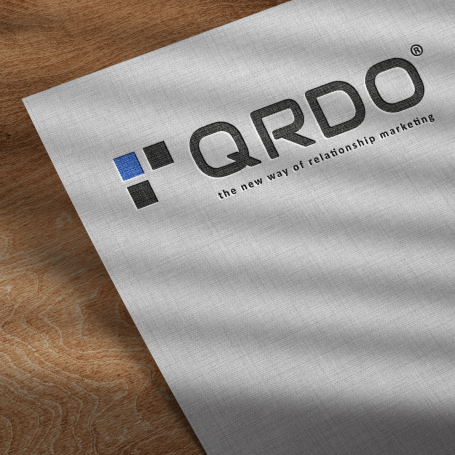 Logo von QRDO mit dem Slogan "the new way of independent mobility" auf grauem Hintergrund.