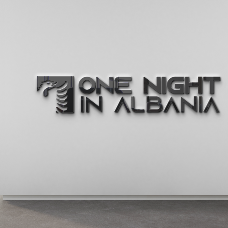 Logo von "One Night in Albania" an einer weißen Wand.