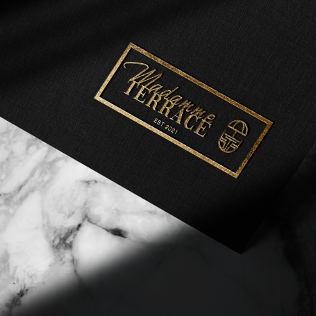 Schwarze Hintergrundfläche mit goldenem Logo und Schriftzug "Under Terrace".