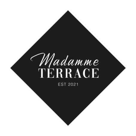 Logo von Madame Terrace, stilvoller Schriftzug in einem schwarzen Diamantrahmen.